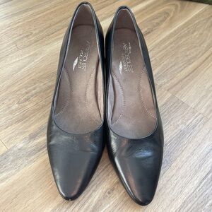 AEROSOLES Women's Classic Black Heels